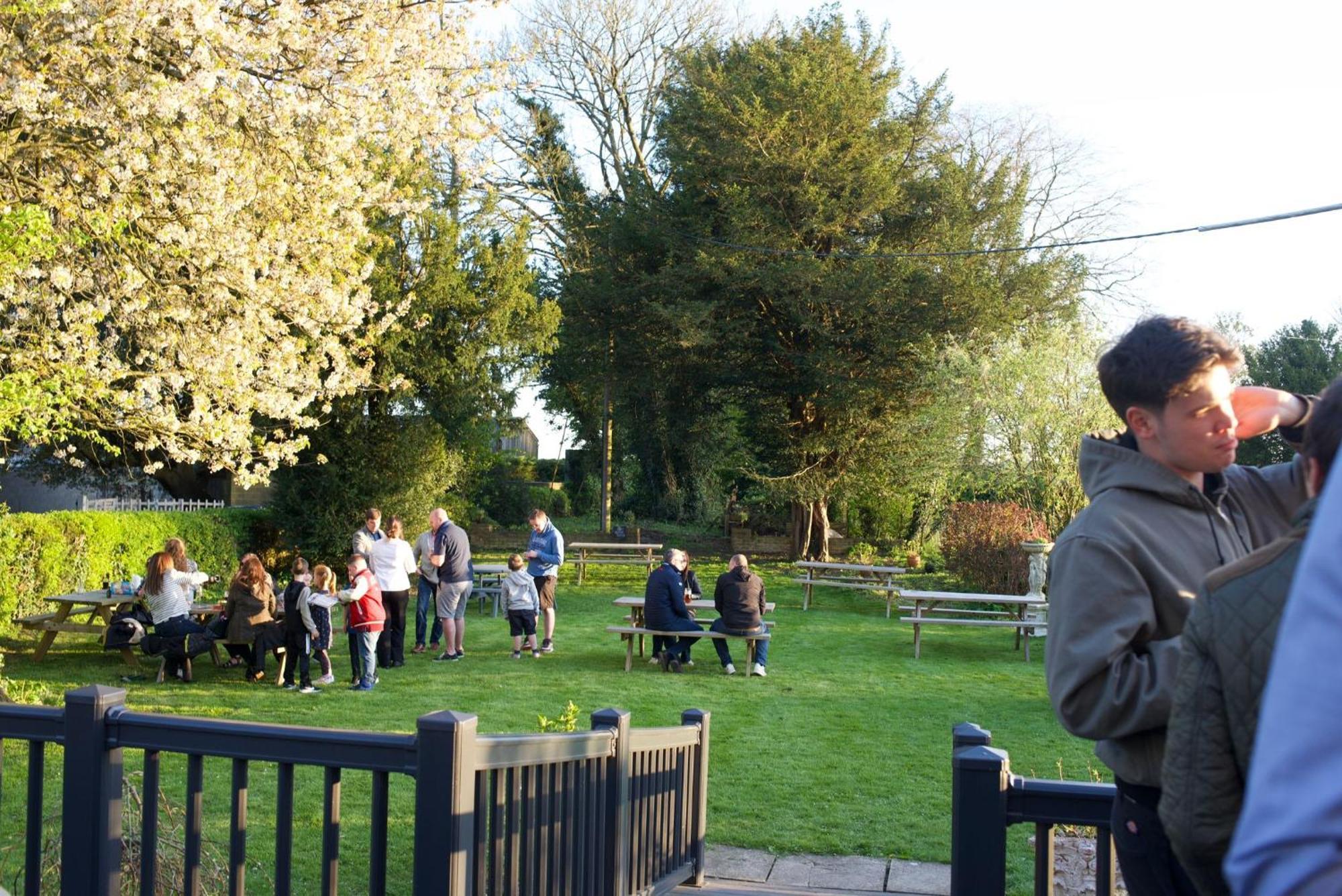 The Duke Hotel Hilmarton Buitenkant foto