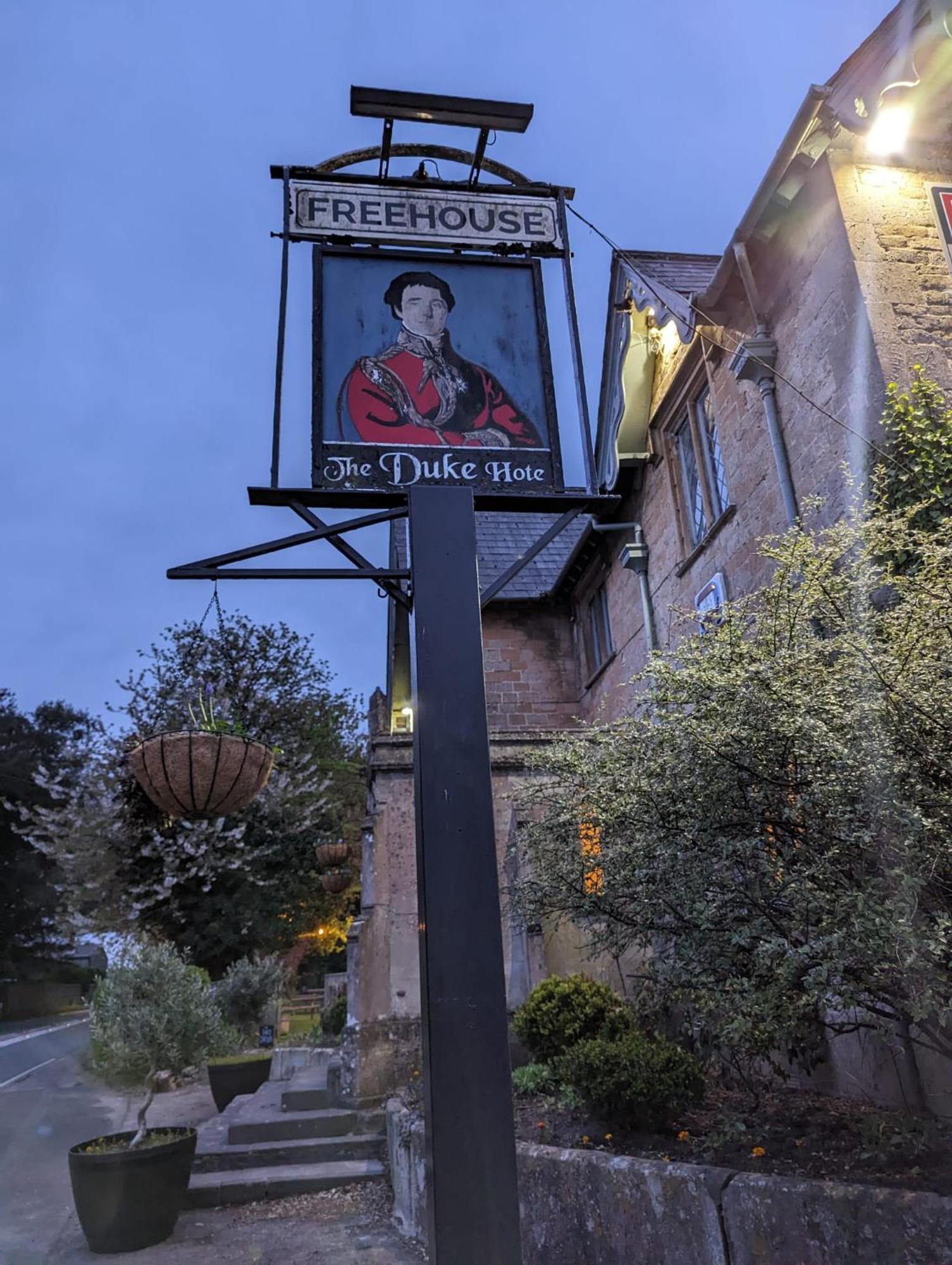 The Duke Hotel Hilmarton Buitenkant foto