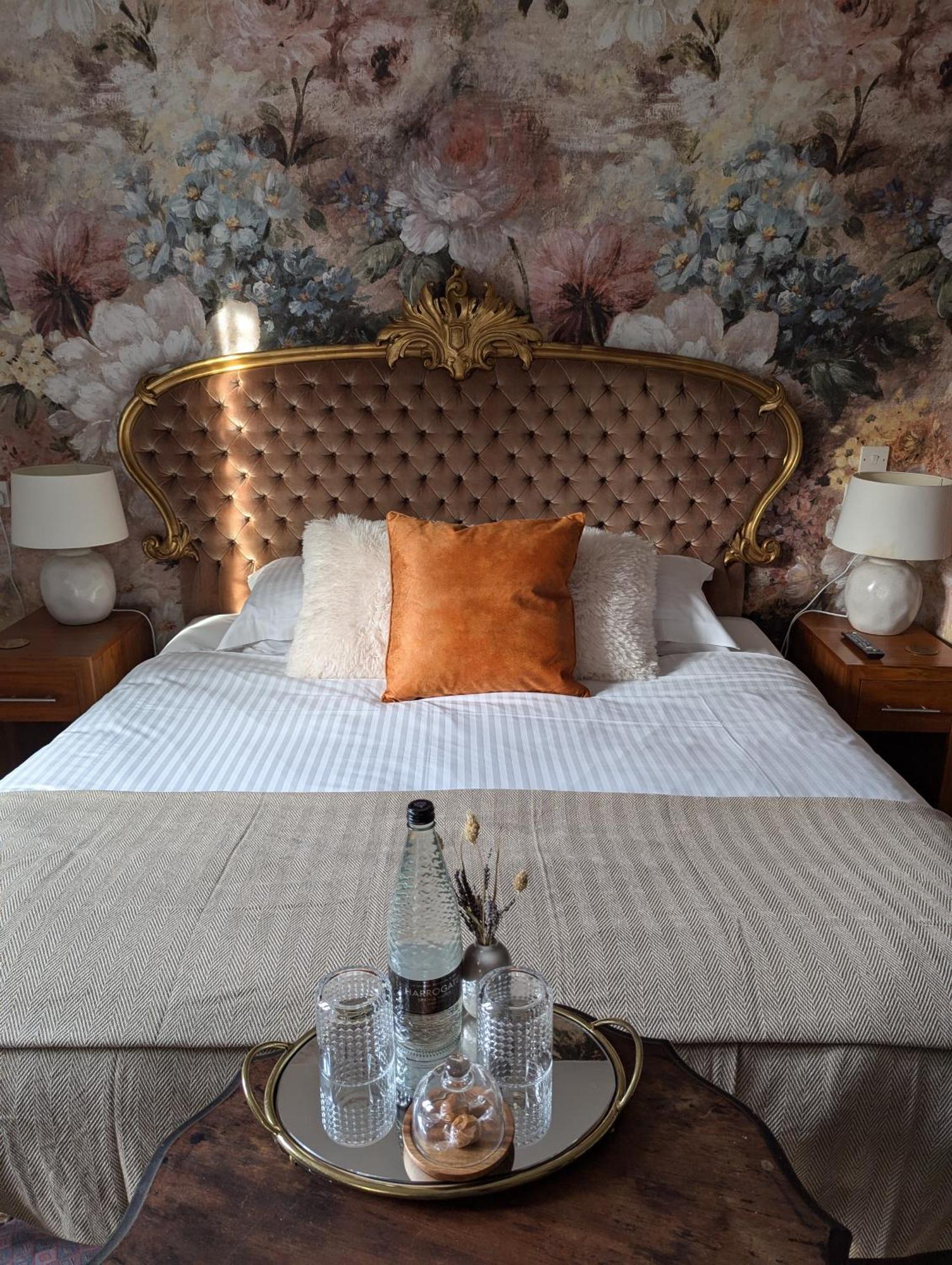 The Duke Hotel Hilmarton Buitenkant foto